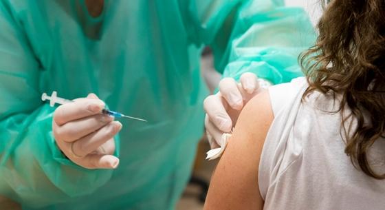 Virológus a kínai vakcináról: A hátamon feláll a szőr attól, hogy egész koronavírussal oltsunk