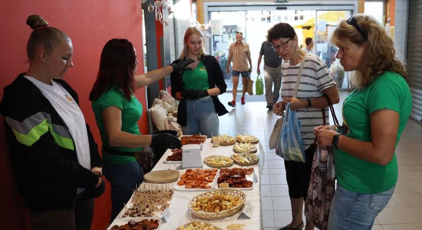 Kóstolható kolbászokkal indult vidámban a nap, elindult a tesztüzem a kaposvári Nagypiacon