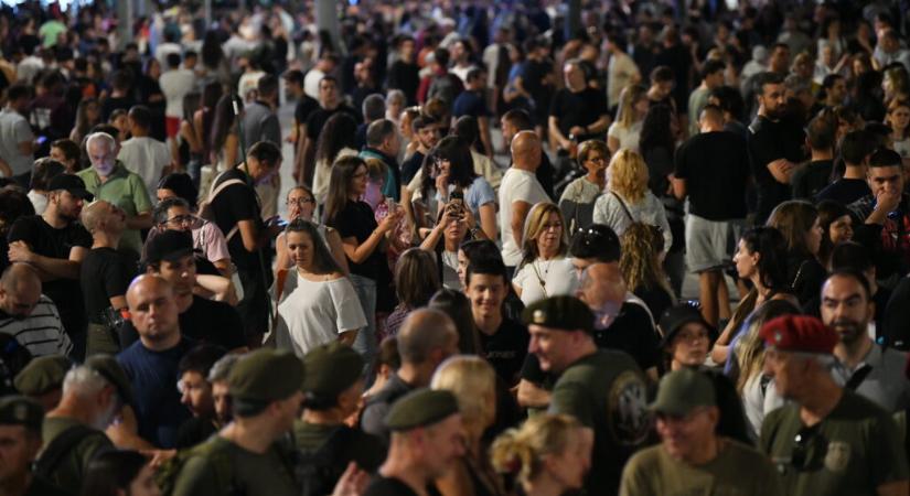 Országszerte utcára vonultak az emberek