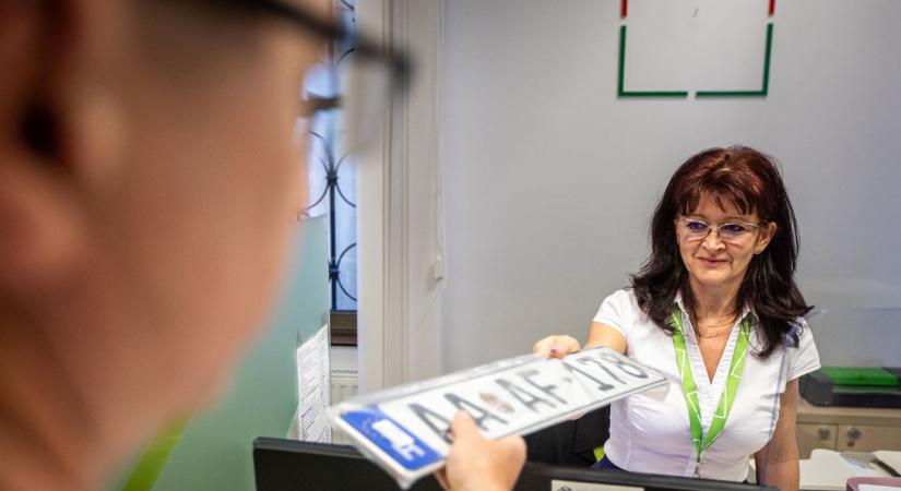 Hiába fizettünk, betiltják ezeket a rendszámokat? Négy betű már ad nyelvtani esélyt az országúti trollkodásra