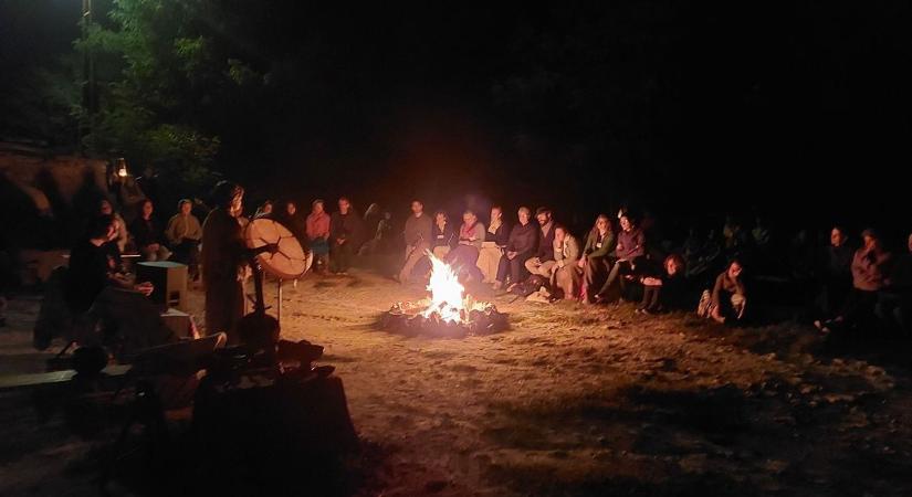 Zenével, tánccal és örömmel zárják a nyarat a Püspökerdőben