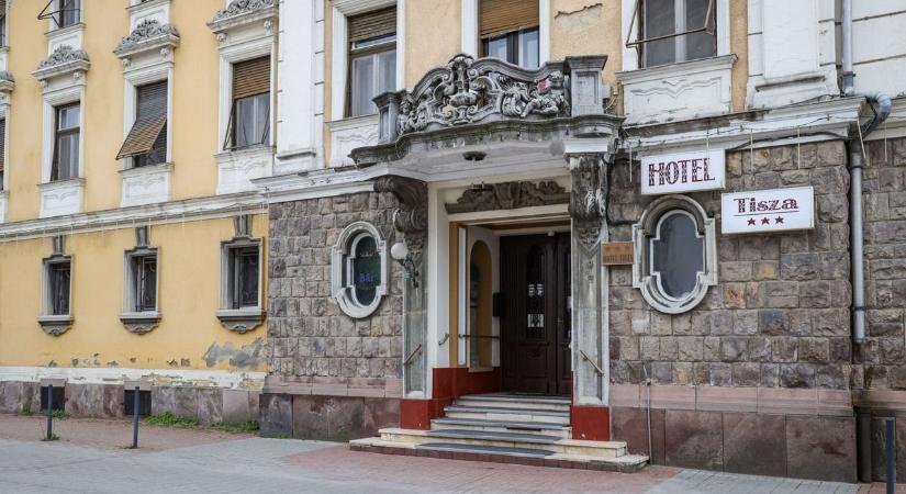 Apránként lopják el a száz éves ikonikus szolnoki épület értékeit