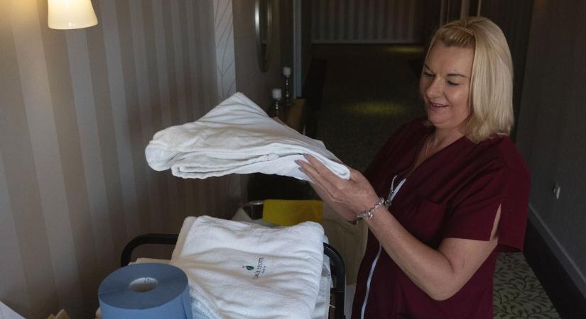 Félreérthetetlen helyzet a Heves megyei szállodában, buja meglepetésre nyitott rá a személyzet