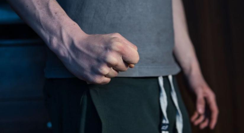 Megütötte a szociális munkást az agresszív férfi