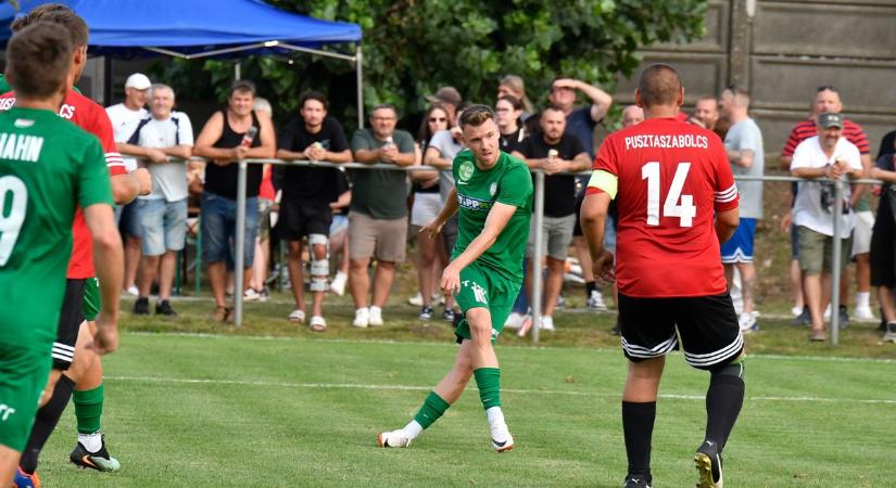 Közel ezer néző előtt játszott hírverő meccset a Paksi FC