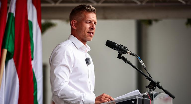Magyar Péter ismét egy piros dossziéval érkezett az ATV stúdiójába