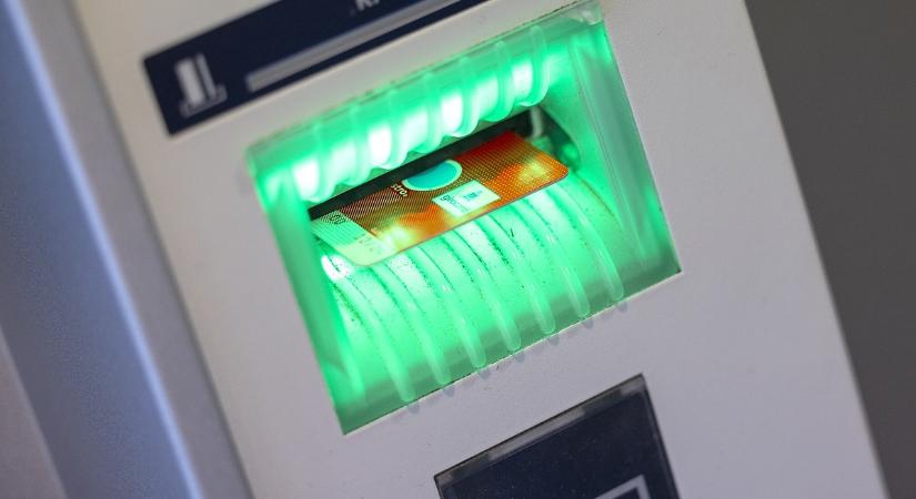 Elképesztő videó: rollerrel menekültek a rablók, miután két perc alatt kifosztották az ATM-et