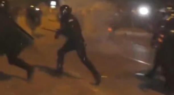 Nőket, védtelen polgárokat vertek a rendőrök (Videó)