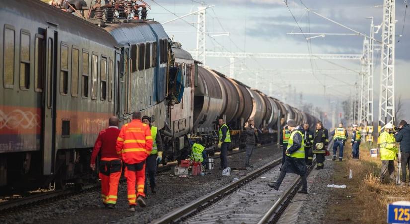 Már csak a bummra ébredt a mozdonyvezető, amikor letarolta a személyvonatot Hajdú-Biharban – fotókkal