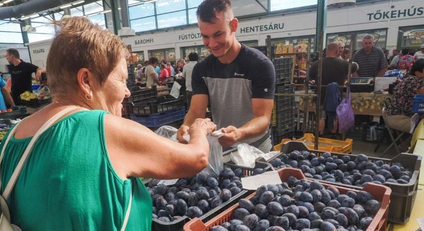Megdöbbenünk, mennyibe kerül a szilva a pécsi piacon – Így változott az ár, szinte óráról órára! (videó)