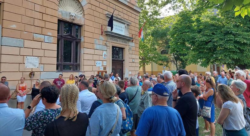 A tankerület hárít, az utolsó drámatagozatos pedagógus elbocsátása miatt a diákok ülősztrájkjával kezdődött a tanév a szentesi Horváth Mihály Gimnáziumban