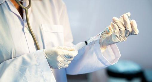 Közel kétezer ember oltására elegendő vakcinát kap a Honvédkórház