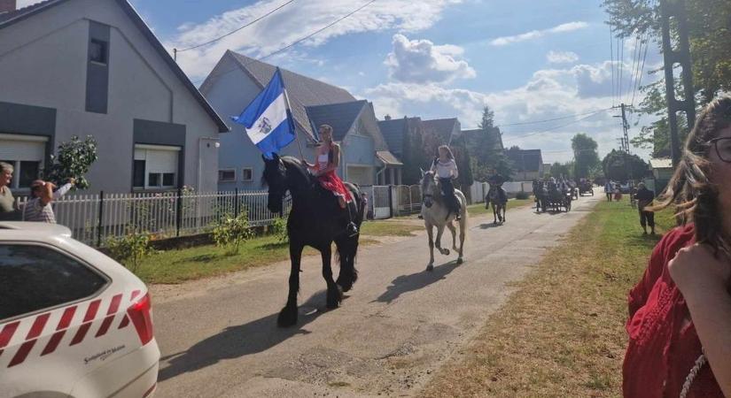 Szüreti felvonulás is nehezíti a közlekedést