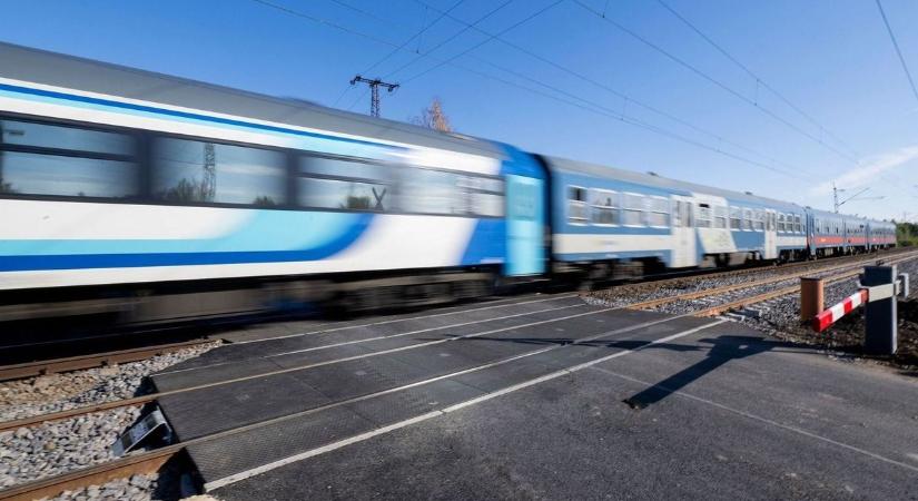 Fekete szombat a MÁV-nál: két helyen is gázolt vonat