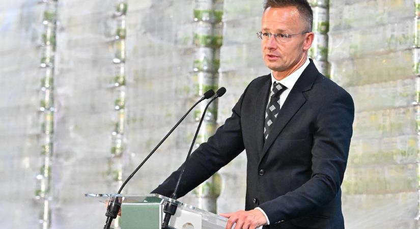 Szijjártó Péter: hat magyar konzul és folyamatos ügyelet segíti a magyar szurkolókat Dublinban