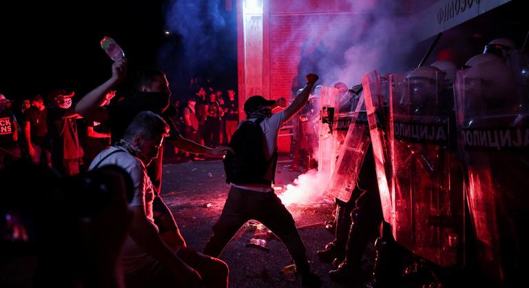 Vér és könnygáz Újvidéken: a szerb rendőrség kíméletlenül szétverte a diákok tüntetését