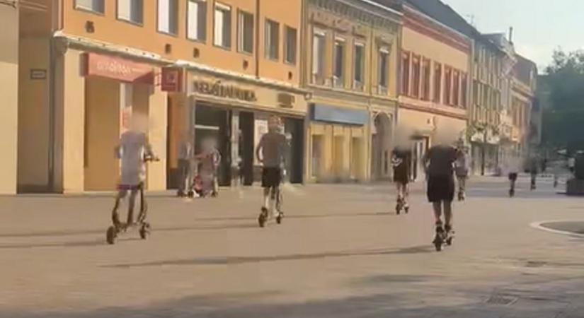 Egy csapat rolleres száguldott át a szombathelyi Fő téren: hatalmas a felháborodás! (videó)