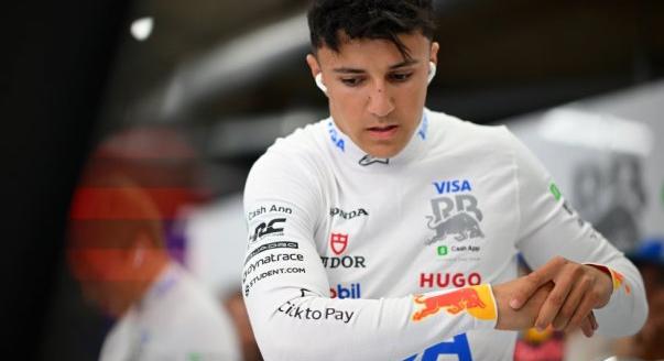 Marko: Hadjar képes lehet arra, hogy Verstappen nyomába érjen