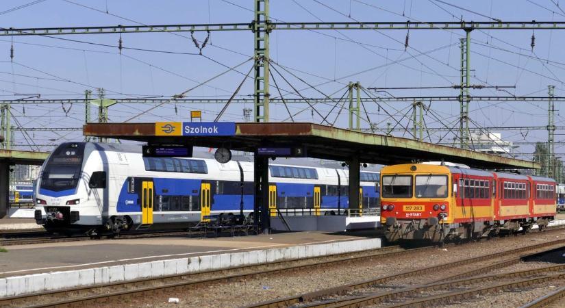 Brutális agresszió a vonatokon és a buszokon, elszakadt a cérna a MÁV-nál: megszüntettek egy járatot az utasok balhéi miatt