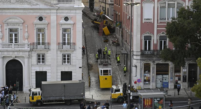 Órákkal a lisszaboni sikló-tragédia még boldogan fotózkodott a balesetben meghalt szerelmespár
