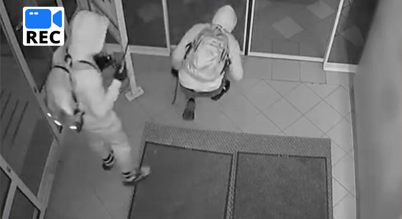 Filmbe illő gyorsasággal fosztottak ki egy bankautomatát, majd rollerrel menekültek