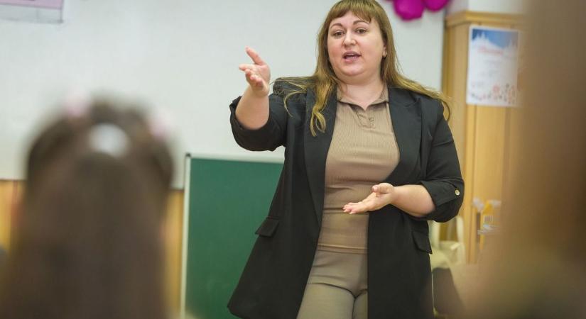 Bődületes kiesést jelentene a tanároknak a Tisza-adó bevezetése? Mutatjuk!