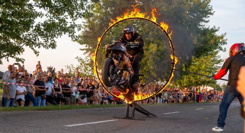 Felrobbantotta a hangulatot a motoros show, tátott szájjal nézte a közönség – fotók, videó