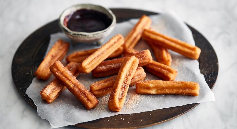 Forró csokival az igazi: így készül a spanyolok dekadens fánkja, a churros