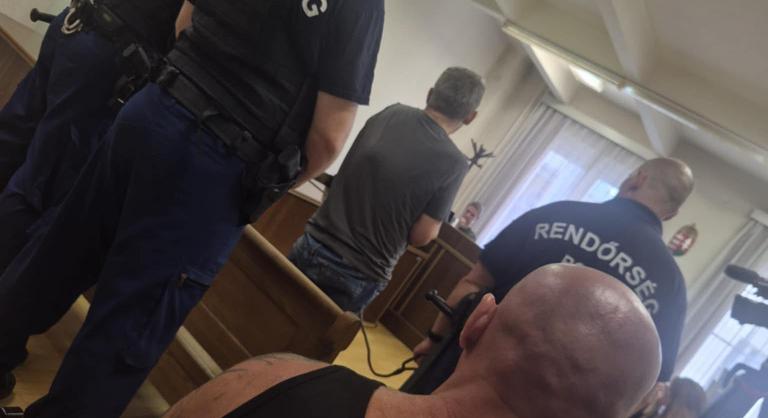 Pénzbüntetésre ítélték a kutyáját kínzó férfit, Gulyás Gergely kiakadt