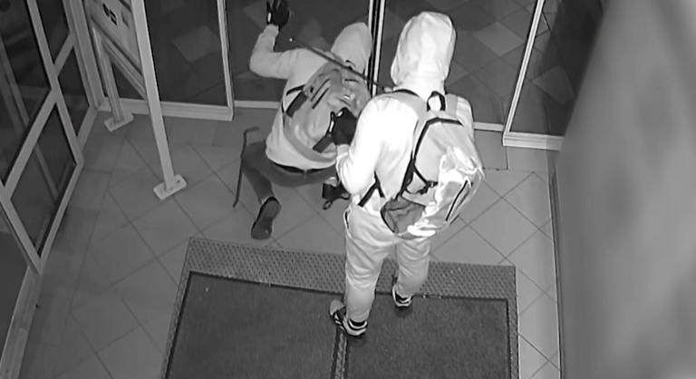 Két külföldi férfi kifosztott egy ATM-et Zuglóban, majd rollerrel léptek le a helyszínről