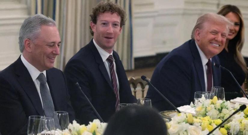 Bekapcsolva maradt a mikrofon - kínos pillanat a Fehér Házban: Zuckerberg lebukott Trump előtt