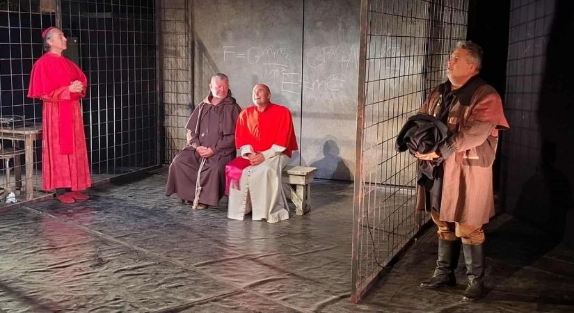 Besenczi Árpád Giordano Bruno szerepében: a gondolkodás szabadságáról, a világegyetem végtelenségéről