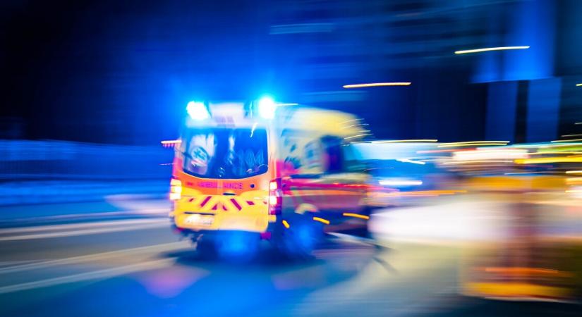 Egy raktárban küzdöttek a férfi életéért
