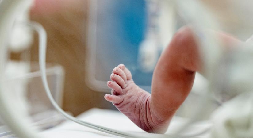 Kislánynak adott életet a 17 évesen lelőtt édesanya – sürgősségi császármetszéssel segítették világra a picit