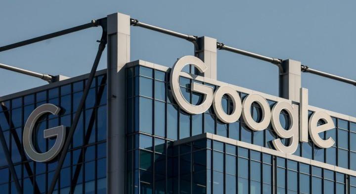 Közel 3 milliárd euróra büntette az EU a Google-t