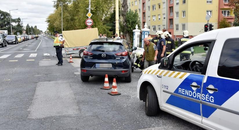 Baleset a mosonmagyaróvári forgalmas csomópontban - Várandós nő és egy gyermek került kórházba - fotók, videó