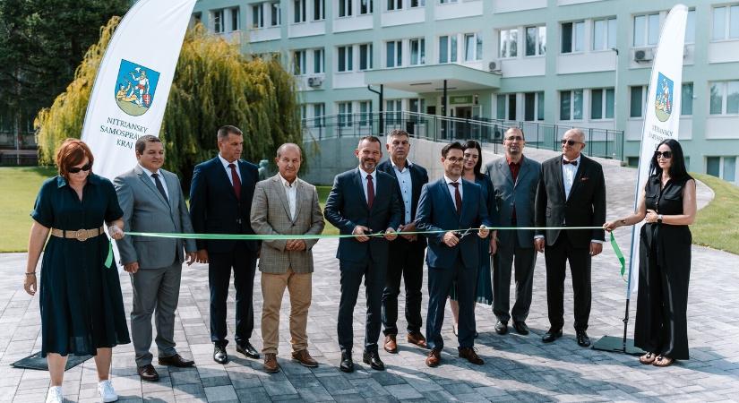 Megújult a Vágsellyei Központi Rendelőintézet belső udvara