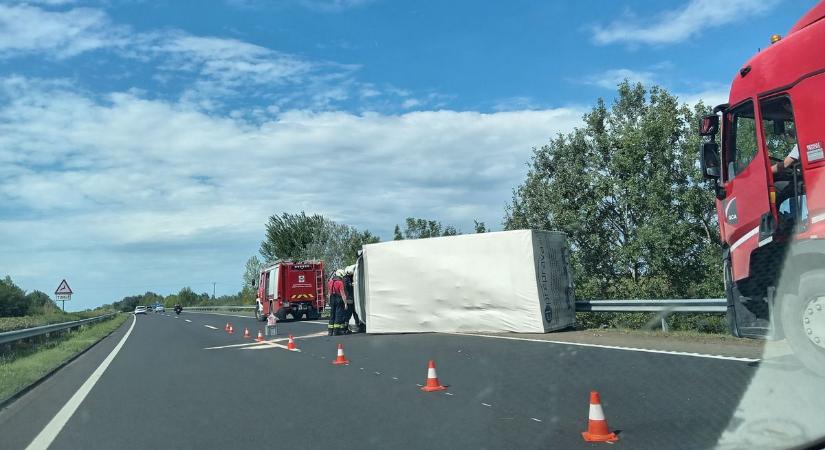 Felborult egy kisteherautó az M7-esen