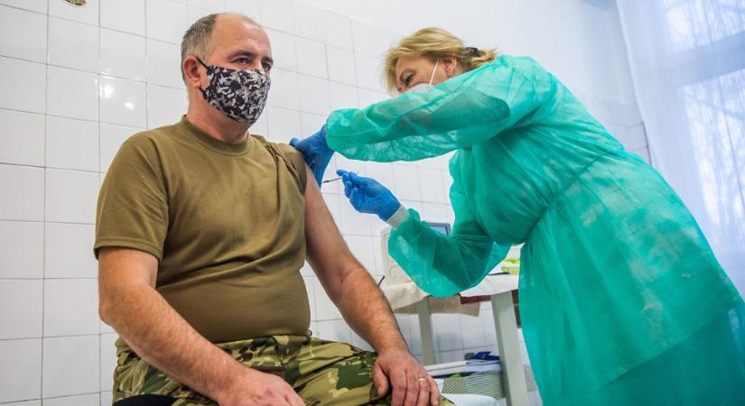 Kétezer ember oltására elegendő vakcinát kap szerdán a Honvédkórház