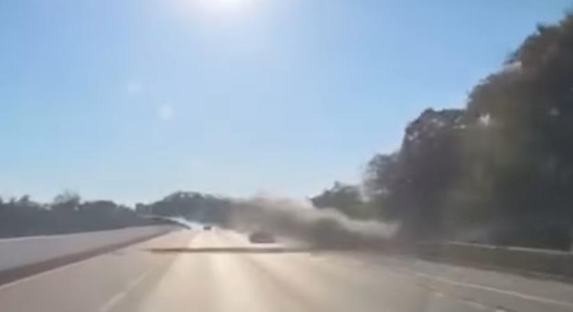 Hajmeresztő videón, ahogy egy autó átrepült az autópálya felett