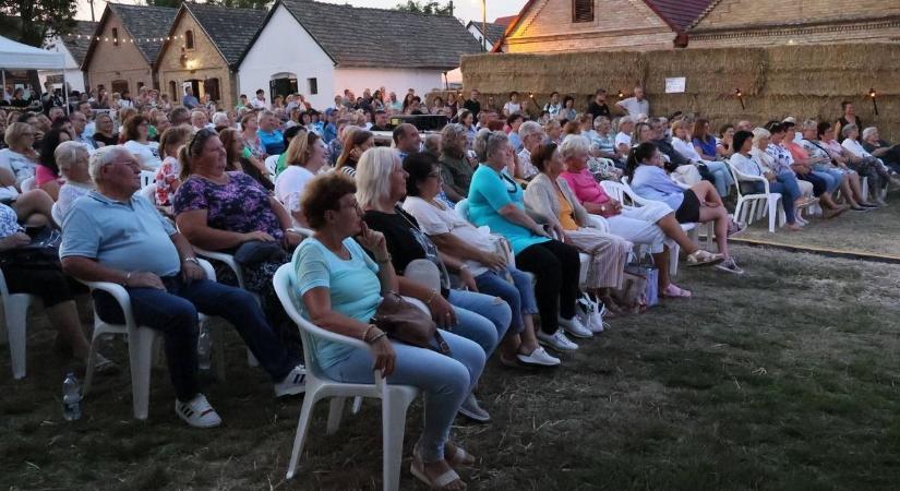 Országos hírű művészek léptek fel a bálák között (galéria)