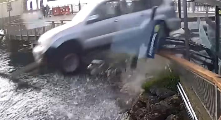 Megfürdette az autóját az ittas sofőr