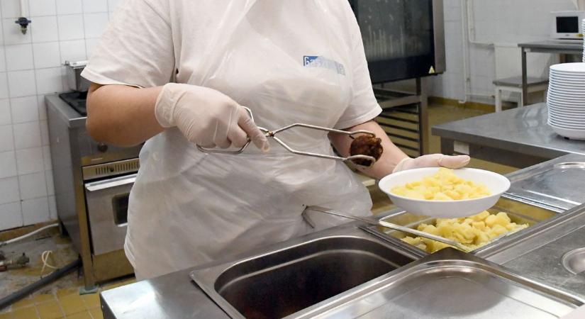Csoda, hogy nem történt tragédia: üvegszilánkot találtak az iskolások ebédjében