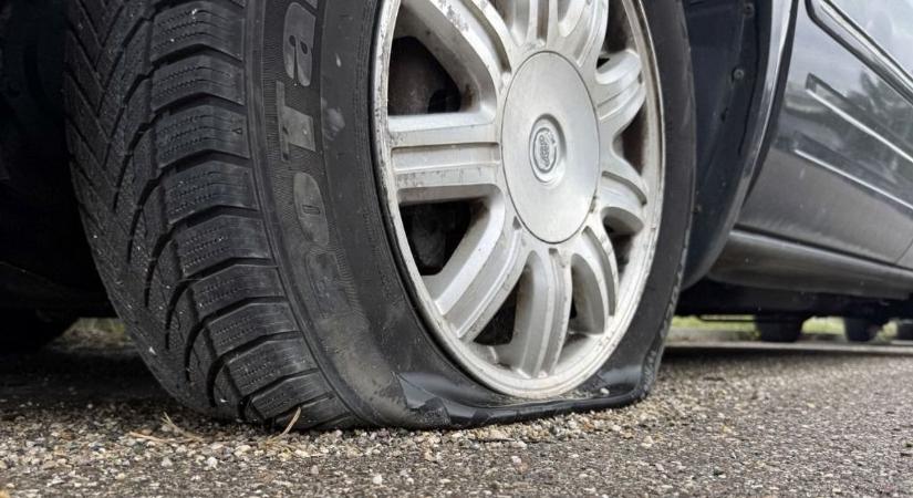 Felháborodtak a német autósok: szándékosan leeresztik a gumijukat