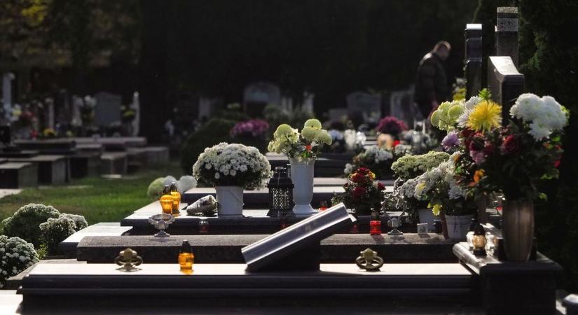 Mennyasszonyi ruha volt a koporsóban, koszorúslányok kísérték a menetet Debrecenben