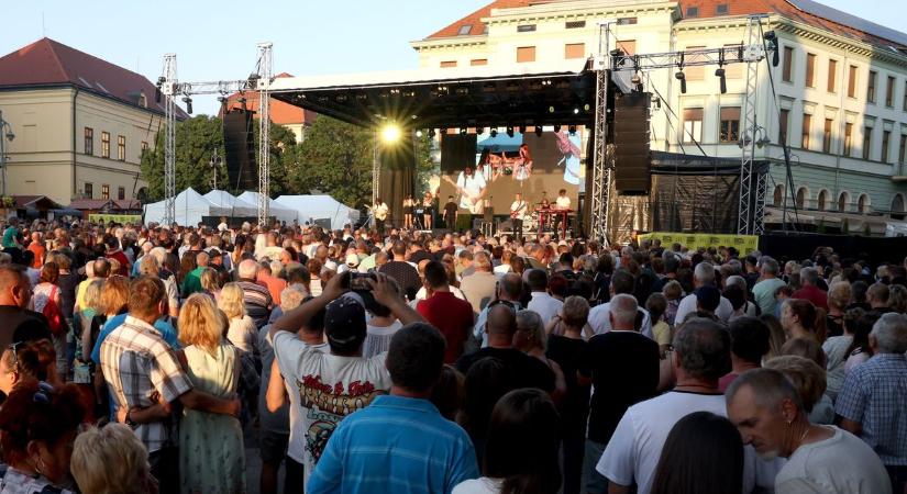 Fesztivállázban ég Kaposvár, megtelt a belváros zenével