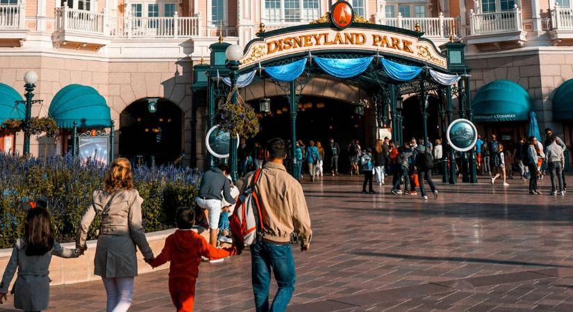 Laza anya: Iskola helyett Disneylandbe járnak a gyerekei