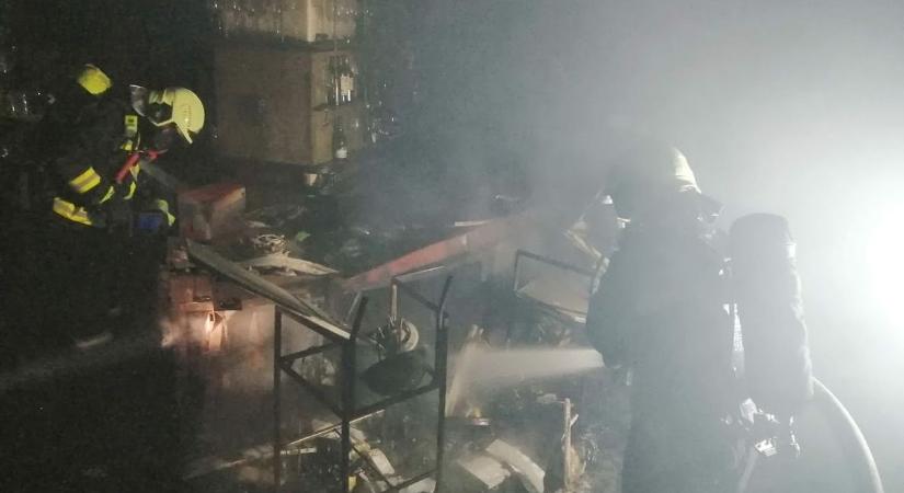 Pusztító tűz tombolt: Lángolt a Déryné étterem