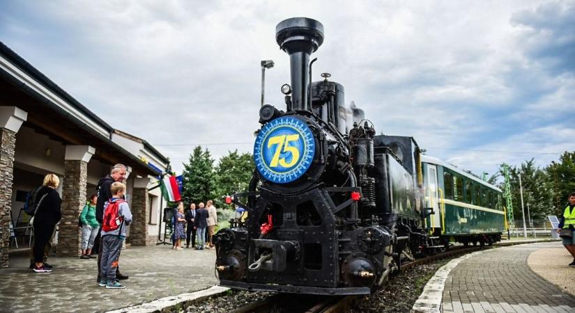 Éppen 75 éve szolgál a MÁV-nál, de ezt a vonatot imádják az utasok
