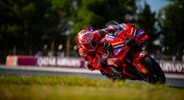 Alex bukása után Marc Marquez nyerte a sprintet Barcelonában